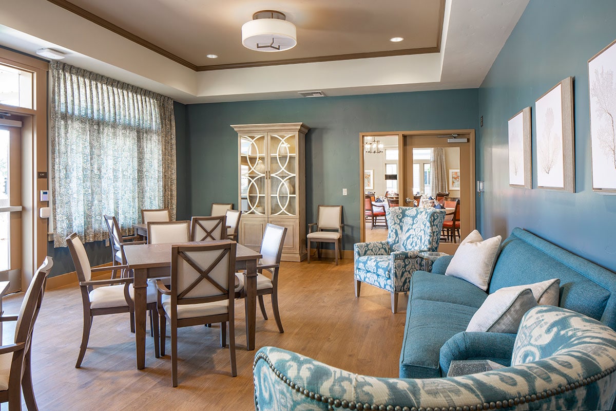 Bruceville Point dining and living area